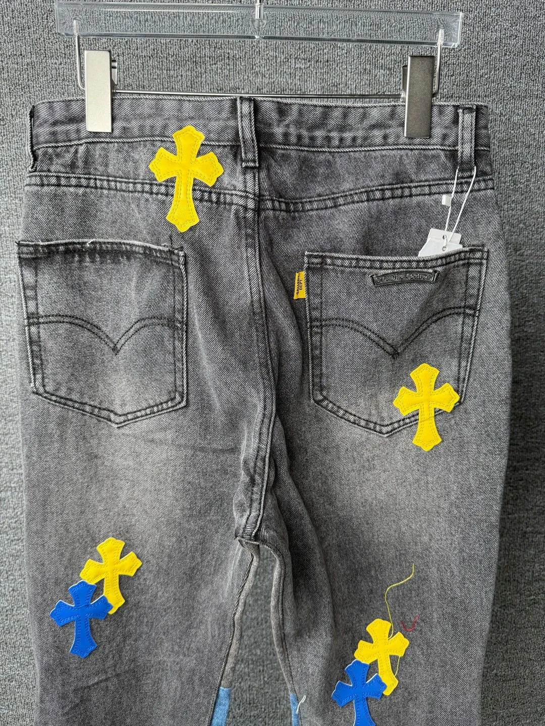 P280 💰 (Top version) GALLERY DEPT & Chrome hearts washed jeans with blue, yellow, black and white multi-color stitching, which truly restores the ultimate texture of Vintage. Three-dimensional version. Loose and comfortable, not picky about the figure. Makes taller and slimmer. Seiko factory. Original quality control. Same style for men and women. Can be matched with couples. Versatile recommendation. Must-have jeans for all seasons. Fashionistas have been disappointed. From the quality selection of fabrics, the tailoring of details, and the matching of patterns, they are all impeccable! The upper body is so handsome when worn...it can be easily worn by men, women and children! The craftsmanship is made of heavy-duty washed pure cotton denim fabric. After washing, it is soft and thick. It is very stylish when worn on the body. Color: black Size: 28-30-32-34-36 (corresponding to S-M-L-XL-XXL)